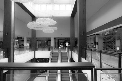 Premier jour de confinement pour le centre commercial Westfield Parly 2, au Chesnay. © @dacostafilipe1