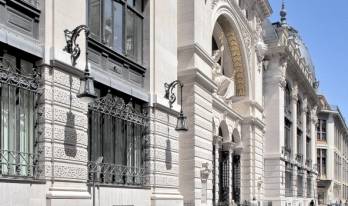 L'entrée principale du 14 Bergère, Paris 9, en arc de triomphe.