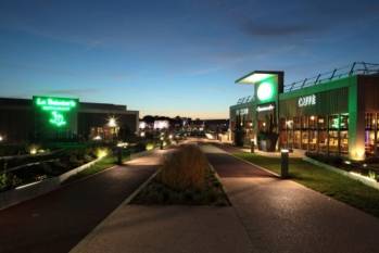 Le centre commercial Clos du Chêne à Montévrain, propriété de Frey