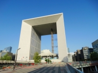La Grande Arche dans le quartier de La Défense confiné.