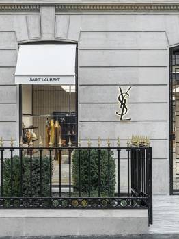Saint Laurent au 37 Montaigne. Saint Laurent au 37 Montaigne.