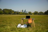 Des bureaux flexibles en plein air aux pieds des tours de La Défense par Ubiq 