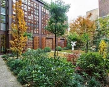 Le jardin de l'h&ocirc;tel particulier de&nbsp;G&eacute;rard Depardieu. &copy; Daniel F&eacute;au