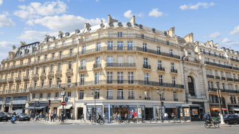 Le 21 Opéra à Paris, entouré du 23 Opéra qui passe par l'arrière