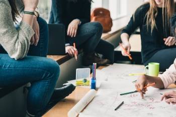 Des étudiants se réunissent. © Stocksnap