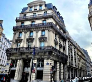 L'ensemble de la rue du Quatre-Septembre, dans le QCA parisien. 