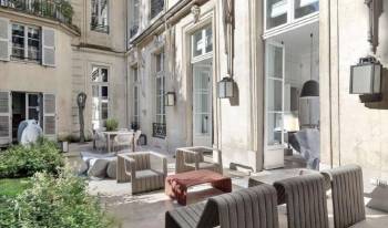 La terrasse du duplex en rez-de-jardin au 7 bis Saints-Pères à Paris. 