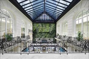 Le Pershing Hall a été transformé en immeuble de bureaux, avec un restaurant sous verrière. © Kith