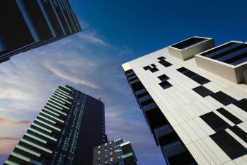 Les inflations monétaire et réglementaire font planer un risque de recul du volume des investissements dans l’immobilier tertiaire. Les inflations monétaire et réglementaire font planer un risque de recul du volume des investissements dans l’immobilier tertiaire.