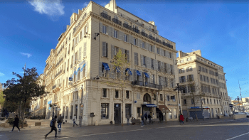 Le 8-12 Canebière, situé au centre-ville de Marseille. 