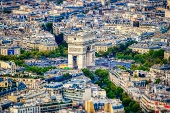Les bureaux français d'UBP Asset Management France se trouvent à Paris, sur les Champs-Élysées.