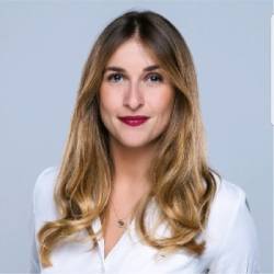 Léa Castelli, Groupe Finamas