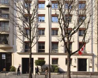 Le 35 avenue Montaigne à Paris, qui jadis hébergeait l'Ambassade du Canada. 