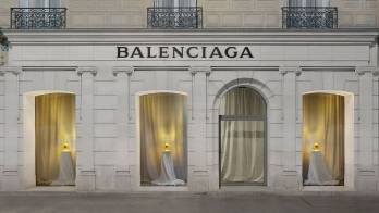 La boutique historique de Balenciaga avenue George V à Paris. 