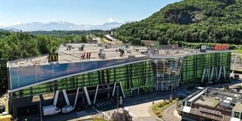 Le Shopping Etembières, près de la frontière Suisse