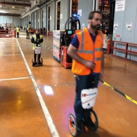Gyropodes utilisés dans une plateforme logistique